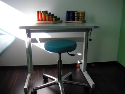 Der verstellbare Tisch im Neurologieraum von ErgoPlus, Ihrer Praxis fr Ergotherapie in Straubing